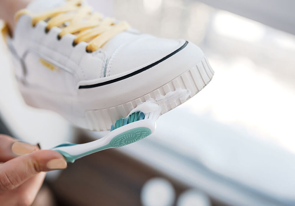 Công dụng kem đánh răng phổ biến là làm sạch và làm sáng vật dụng