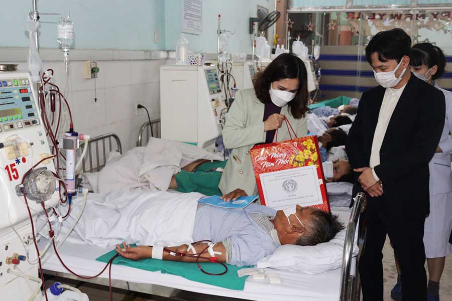 Hoạt động thăm và tặng quà Tết cho bệnh nhân của Nguyễn Hoàng Minh Quang